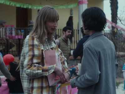 Carlos invites people,
but I have to see to everything. - Un amor