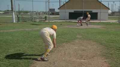 Carmen, throw me that ball. - The Bad News Bears in Breaking Training