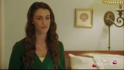 - Caroline, I'm really sorry, - Christmas at Pemberley Manor