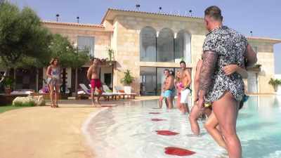 ‐CAROLINE: Were you looking?
‐OLIVIA: I didn't mean to! - Love Island