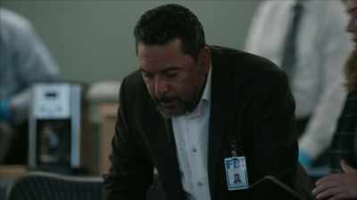 Carter,
confiscate Zora's phone - The Rookie: Feds