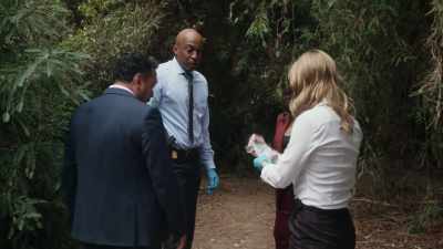 Carter, you know this is bear
or coyote, right? - The Rookie: Feds