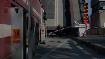 - Carver!
- Yeah. - Chicago Fire