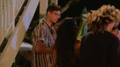 Casey -- he's nice,
he's confident, he's not cocky, - FBoy Island