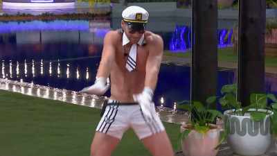 >> CASHEL HAD ME GETTING ALL HOT
AND BOTHERED HONESTLY. - Love Island