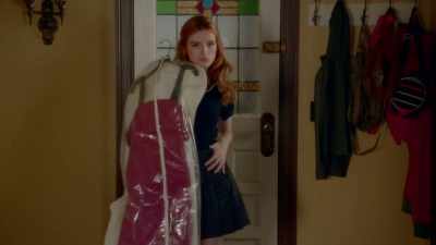 (Cassandra) 'Ooh, what is that?' - Famous in Love