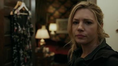 Cassie, he's gone.
Come look at this. - Big Sky