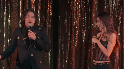 Câtă frumusețe pe scenă! Haideți! - Just Love and a Thousand Songs
