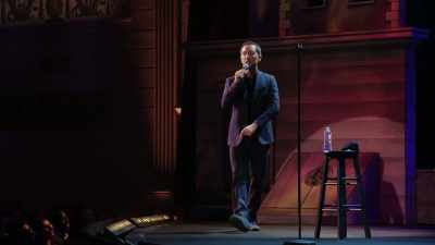Ce e cu voi?
Ce se întâmplă dacă o dați jos? - Gad Elmaleh: American Dream