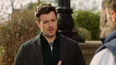 - Ce jenant...
- Foarte! - Lease on Love