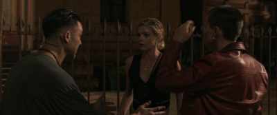 - Ce la fai? E' vicinissimo.
- Guido io. - Sì? - No. - Here Now