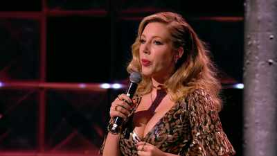 Ce soir, Nick sera avec nous
en tant que M. Swallow, - Backstage with Katherine Ryan