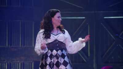 Cel puțin pentru bărbați.
Pentru băieți, sunt multe. - Alex Borstein: Corsets & Clown Suits