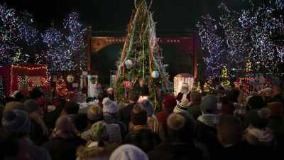 ♪ Celebrate good times
come on ♪ - Rescuing Christmas