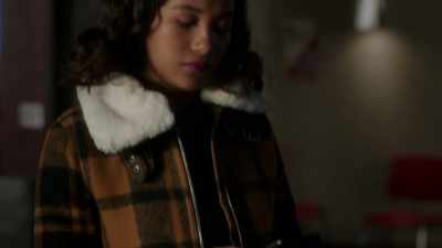 [cell phone beeping] - Pretty Little Liars: The Perfectionists