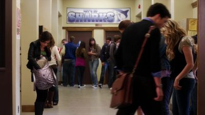 ( cell phone beeps ) - Pretty Little Liars