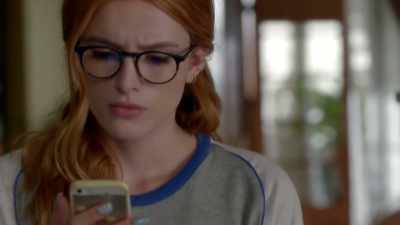 [cell phone beeps] - Famous in Love