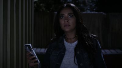[cell phone beeps] - Pretty Little Liars