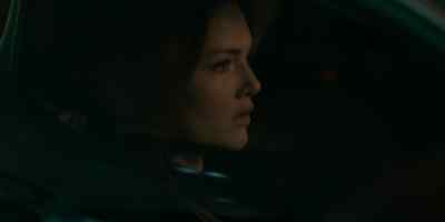 -[cell phone buzzes, beeps]
-Nadia. - The Capture
