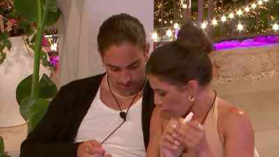 -[cell phone chimes]
-[gasps] - Love Island Australia
