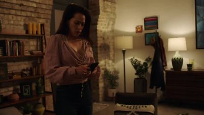 [cell phone chimes] - Queen of the South