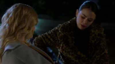 [cell phone ringing] - Pretty Little Liars: The Perfectionists