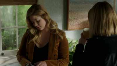 [cell phone ringing] - Pretty Little Liars: The Perfectionists
