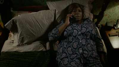 [cell phone ringing] - Good Girls