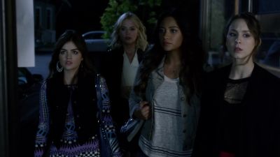 ( cell phones chime ) - Pretty Little Liars