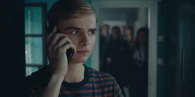 (CELL PHONES RINGING) - Alex Rider