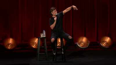 Celý den tam v ní seděl - Theo Von: Regular People