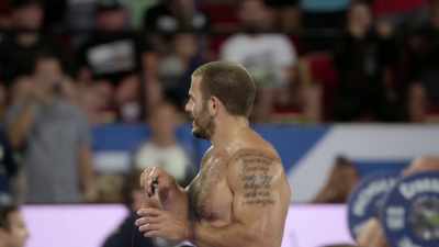 C'est ce qu'on appelle une
marche de finalisation pour Mat Fraser. - The Redeemed and the Dominant: Fittest on Earth