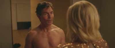- C'est elle qui devrait partir.
- Mais ça n'arrivera pas, Tim. - The Donor Party