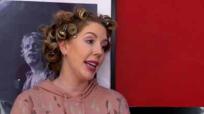 - C'était dingue.
- Quelle est ta version - Backstage with Katherine Ryan