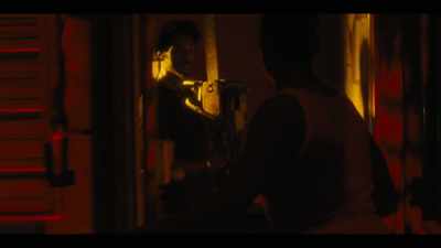 (chainsaw buzzing) - Jett
