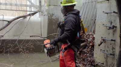 [chainsaw rumbling] - Sewer Divers