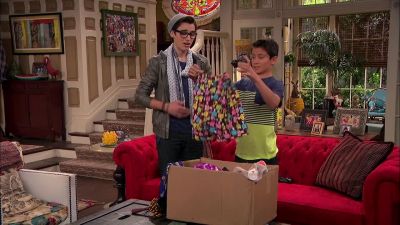 - Channel Four microphone?
- -Willow: (gasps) - Liv and Maddie
