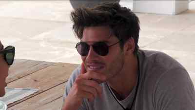-[Charlie wolf whistles]
-Wow. - Love Island Australia