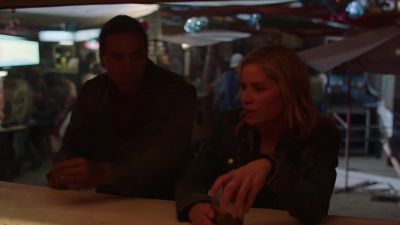 - (CHATTER)
- ♪♪ (MUSIC PLAYING) - Fear the Walking Dead