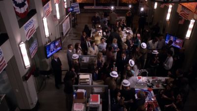 [ Chattering ]
[ Brooks ]
Good to see you again. - Lie to Me