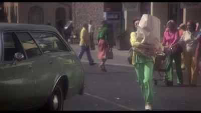 (chattering)
(honking) - The Incredible Shrinking Woman