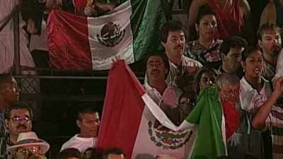 - Chávez's fans
trying to rally him, - The Golden Boy