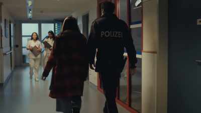 - Check on her in half an hour, okay?
- Okay. Fine. - Without a Trace