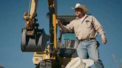 -CHECK THIS OUT.
-IT'S FLARING OUT BIG TIME. - Dino Hunters