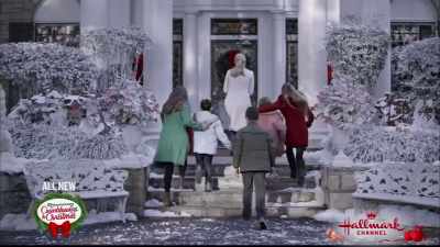 (cheerful holiday music) - Christmas at Graceland: Home for the Holidays