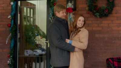 (cheerful music) - 'Twas the Text Before Christmas