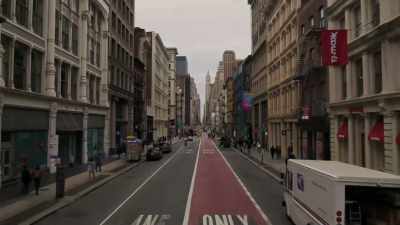 [cheerful music] - Autumn in the City