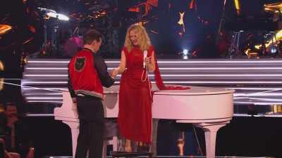 CHEERING AND APPLAUSE - An Audience With Kylie