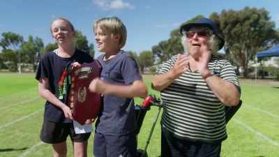 (CHEERING AND APPLAUSE) - Miriam Margolyes: Australia Unmasked