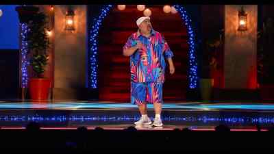 [cheering grows louder] - Gabriel Iglesias: Legend of Fluffy